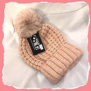 🍀Chunky Knit Pink Hat with Pom Pom NWT